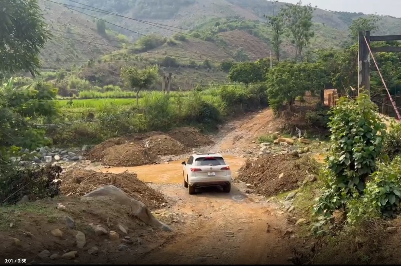 Đường đất dẫn vào bản Bó Lạ, xã Mường Hung, Sơn La